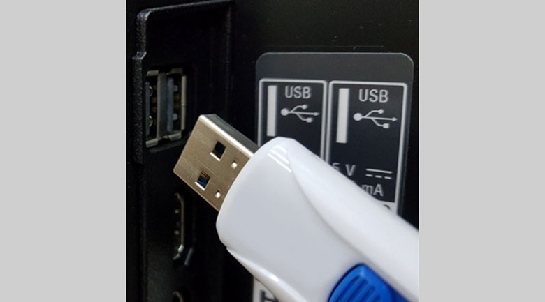 Cắm USB vào cổng USB tivi để kết nối USB với tivi Sony